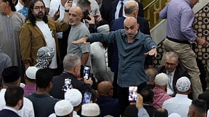 Mosque protesters heckle Australia PM Albanese