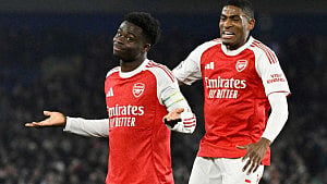Arsenal seize control as Man City slip