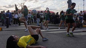 Fans flock to Azteca reopening ahead of WC