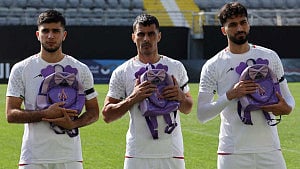 Iranian footballers protest killing of schoolgirls