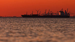 US allows 30-day sale of Iran oil at sea