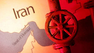 Tanker with Iranian oil sails through Hormuz, trackers show