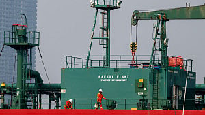 Japan govt considering intervening in crude futures market
