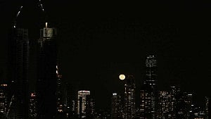 Explosions reverberate over Tel Aviv