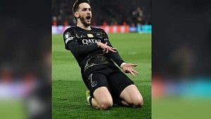 Kvaratskhelia show sees PSG crush Chelsea
