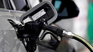 US pump prices hit $4 a gallon amid Iran war