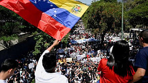 Venezuelan students reclaim streets