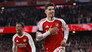 Arsenal edge closer to league title
