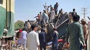 Pakistan train blast kills 24