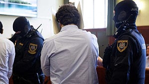 Jury retires in Taylor Swift plot trial