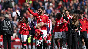 Fernandes equals assist record in United win