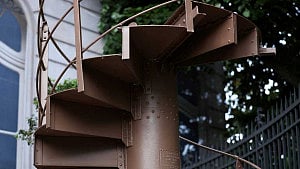 Eiffel Tower staircase section sells for €450,000