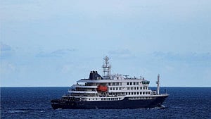 Hantavirus-hit ship sets sail for Netherlands