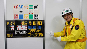 Japan security guard gains fame for duct tape signs