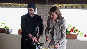 Kate learns pasta-making in Italy