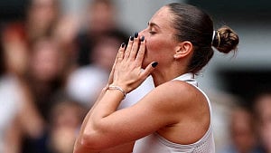 Kostyuk stuns Swiatek in Paris shocker