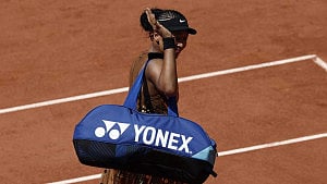 Osaka powers into Paris third round