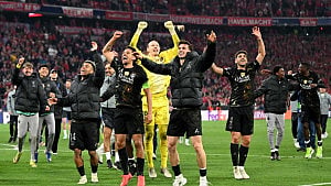 Neves praises PSG spirit as holders hang tough