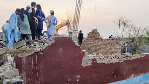 14 Pakistani policemen killed in car bombing
