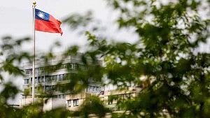 China says it is ready to 'crush' any Taiwan independence bid