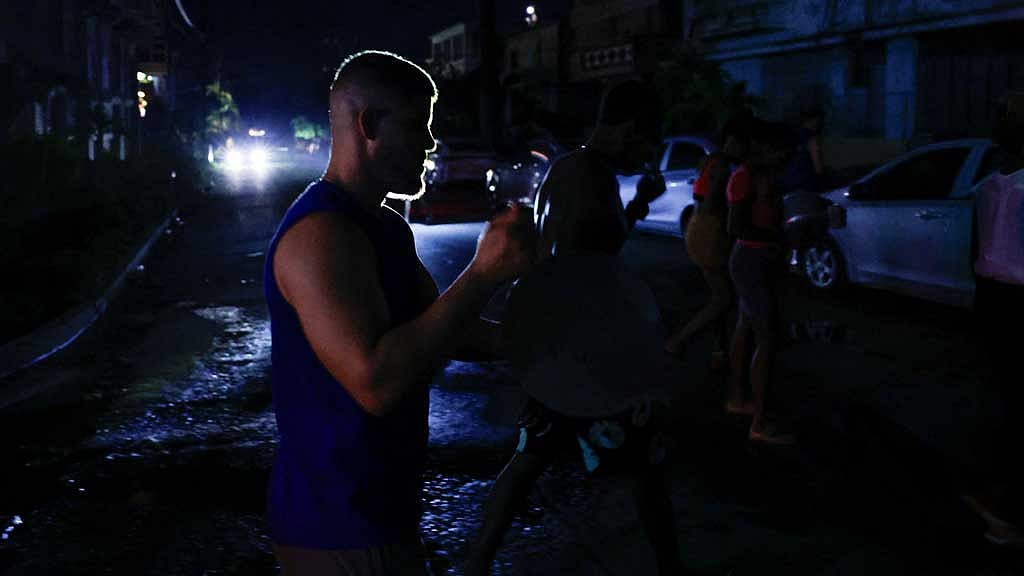 People bang utensils during a protest against frequent power cuts as the capital faces its worst rolling blackouts in decades amid a US blockade that has strangled the island of fuel, in Havana, Cuba, May 13, 2026. REUTERS/Norlys Perez 