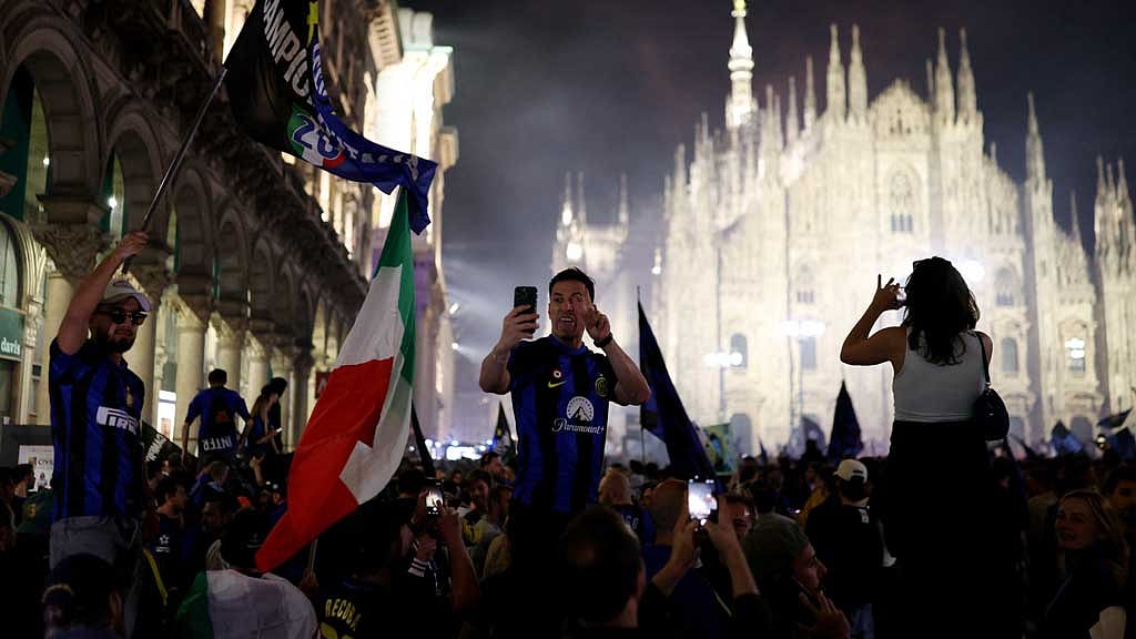 Serie A - Inter Milan fans celebrate winning Serie A - Milan, Italy - May 4, 2026 Inter Milan fans celebrate after winning the Serie A at the Duomo Square REUTERS/Claudia Greco