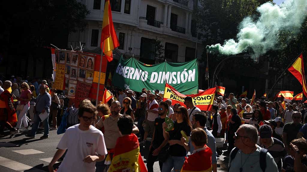 Thousands march in Madrid demanding PM’s resignation