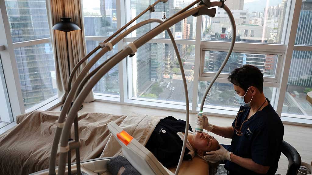 Cindy Gu from the U.S. receives skin care at Lienjang Clinic in Seoul, South Korea, Apr 29, 2026. REUTERS/Kim Hong-Ji