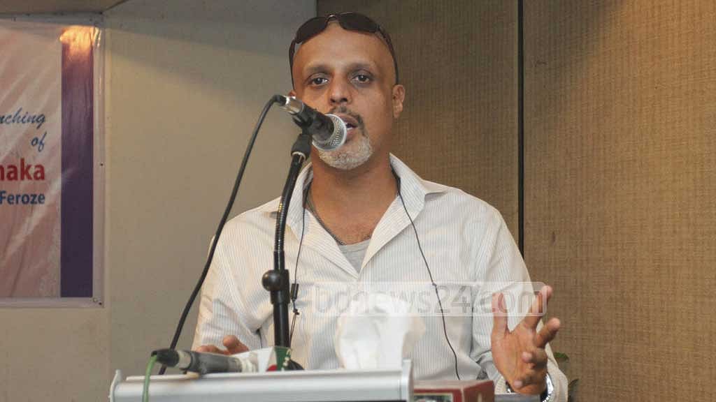 Is Masud Rana wearing lipstick?