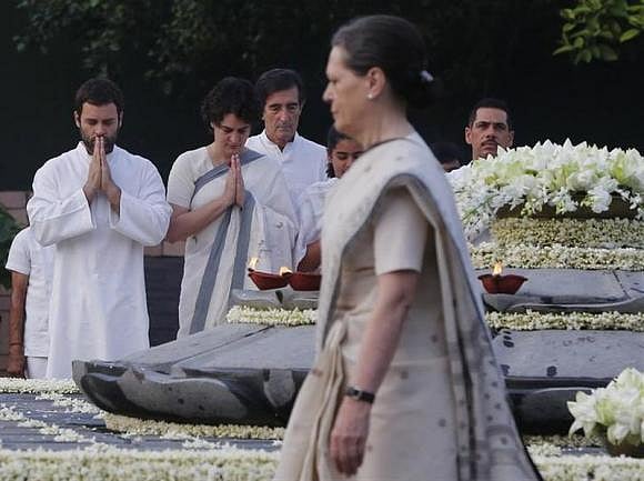 ইন্দিরার রাজনীতিবিমুখ পুত্র রাজীব গান্ধী সময়ের প্রয়োজনে প্রধানমন্ত্রী হয়ে পরে প্রাণ দেওয়ার ভেতর দিয়ে কংগ্রেসকে শ্রেষ্ঠ বিজয় উপহার দিয়েছিলেন 