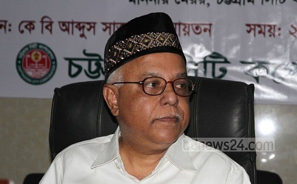 মিডিয়ার সামনে কথা বলার সময় মনজুরের মুখমণ্ডল দেখেই বুঝা যাচ্ছিল যে, উনি বেশ চাপে আছেন 