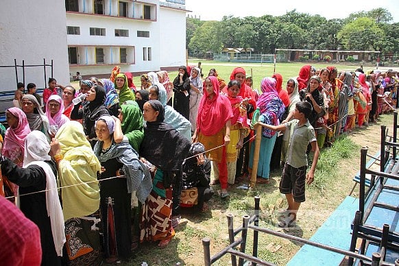ভোটগ্রহণ প্রক্রিয়া শুরু হওয়ার পরের তিন ঘণ্টায় তেমন কোনো অনিয়মের অভিযোগ ছিল না 