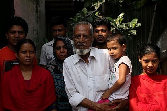 সপরিবারে আফতাব উদ্দিন খান 