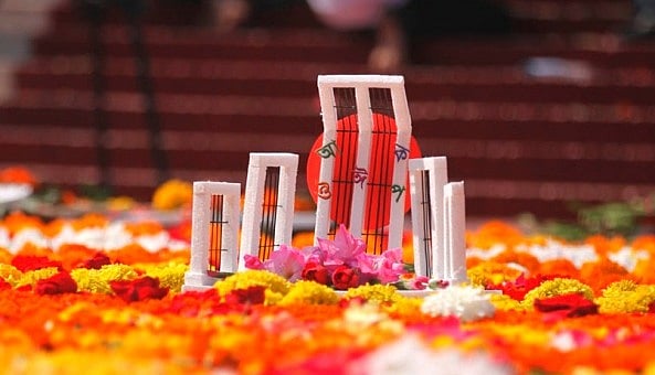 তাতে খালি পায়ে প্রভাত ফেরি করা থামেনি; বন্ধ হয়নি শহীদ মিনারে ফুল দেওয়া 