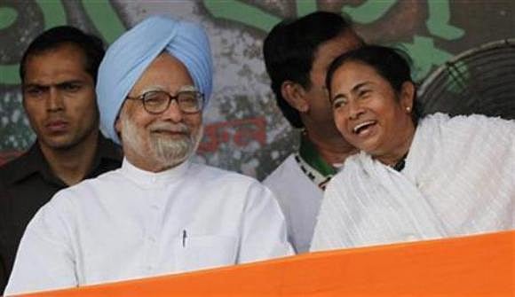 সেবার ঢাকা যাওয়ার আগে মনমোহন নিজে তিন তিনবার মমতাকে ফোন করেছিলেন সেবার ঢাকা যাওয়ার আগে মনমোহন নিজে তিন তিনবার মমতাকে ফোন করেছিলেন