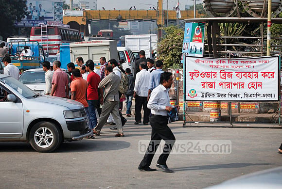 আমরা নিরাপদে পথ হাঁটতে জানি না; পথে নেমে ভুলে যাই রাস্তা আর শোবার ঘরের পার্থক্য 