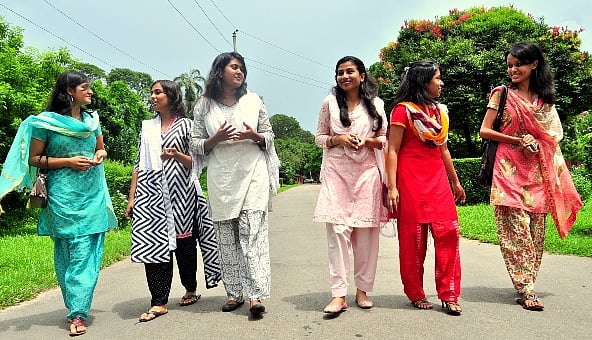 এই যুগে পরিবারের সদস্যদের চেয়ে কমবয়সীরা গণমাধ্যমের বিষয়বস্তু দ্বারাই বেশি প্রভাবিত হয় 