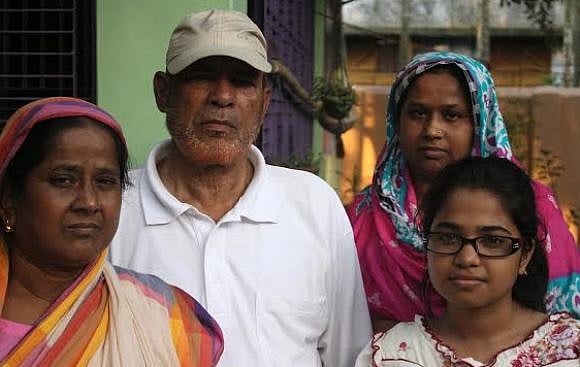 সপরিবারে মুক্তিযোদ্ধা আবদুল জব্বার 