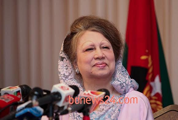 এক ধরনের আন্ডারগ্রাউন্ড খেলা আর অফিসে বসবাস করে খালেদা জিয়া হয়ে উঠলেন আরও নিঃসঙ্গ 