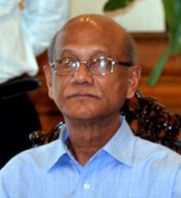 তিনি ভাইস চ্যান্সেলরের কিছু ক্ষমতা কর্তন করে ঢাকায় ফিরে গেছেন, অর্থাৎ বিবাদটি ঝুলিয়ে রেখেছেন 