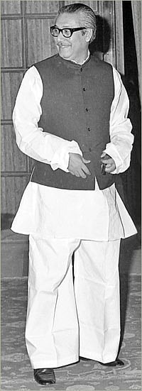 বঙ্গবন্ধু স্বাধীন বাংলাদেশে বিশ্ববিদ্যালয় পর্যায়ে স্বায়ত্তশাসনের প্রয়োজন অনুভব করেছেন 