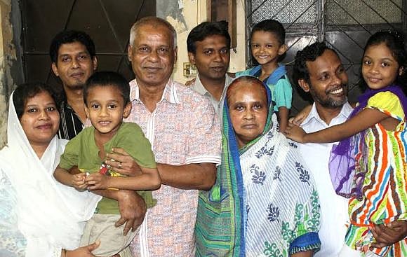 সপরিবারে যুদ্ধাহত মুক্তিযোদ্ধা নূর ইসলাম 