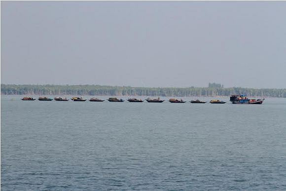 সুন্দরবন-ভিত্তিক কাঁকড়া ও মৎস্য ব্যবসায়ীরা স্থানীয় অর্থনৈতিক কর্মকাণ্ডের বিরাট চালিকাশক্তি 