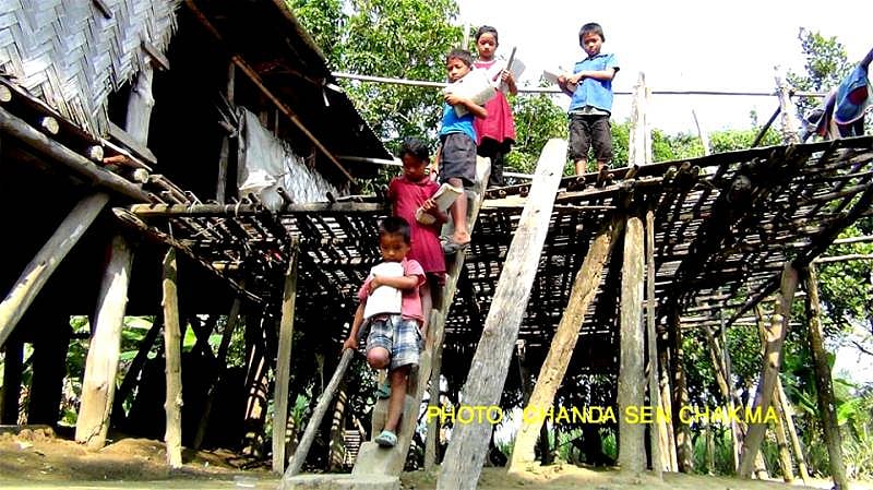 কথা ছিল ২০১২ বা ২০১৩ সালের মধ্যে সরকারিভাবে চাকমাসহ মোট ছয়টি আদিবাসী ভাষায় প্রাক-প্রাথমিক স্তরে শিক্ষাকার্যক্রম শুরু হবে 