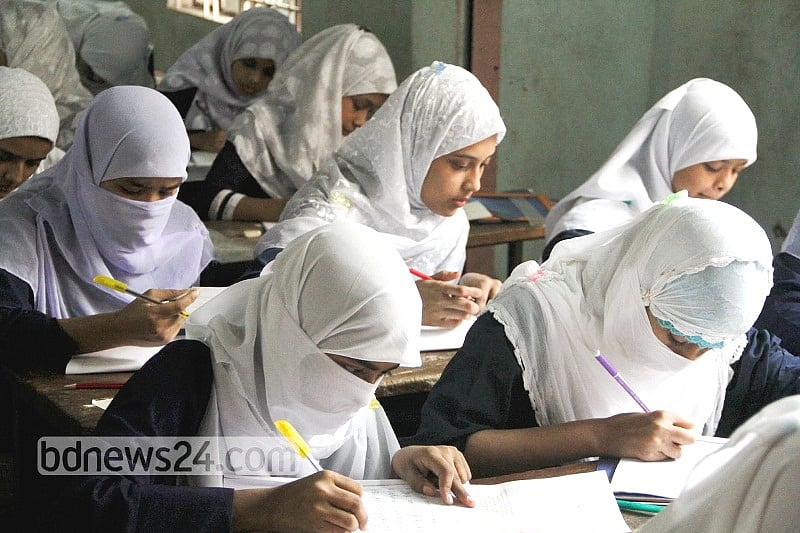 সরকারের এই গা এড়িয়ে যাওয়া কৌশলের মধ্য দিয়েই নিম্নবিত্ত ও বিত্তহীন পরিবারের আরেক দল শিক্ষার্থী মাদ্রাসার সঙ্গে যুক্ত হতে থাকে 