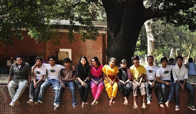 কথা উঠতে পারে, এরকম ভিন্নতা তো পাবলিক বিশ্ববিদ্যালয়েও আছে, সেখানে কি এই ভিন্নতা বিচ্ছিন্নতার উৎস হিসেবে কাজ করছে না? 