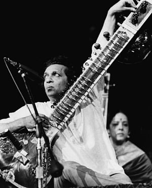"ইফ ইউ অ্যাপ্রিশিয়েট দ্য টিউনিং সো মাচ, আই হোপ ইউ উইল এনজয় দ্য প্লেয়িং মোর"– বাজাচ্ছেন রবিশঙ্কর 