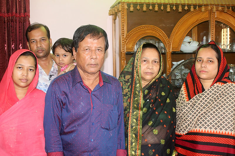 সপরিবারে মুক্তিযোদ্ধা মোহাম্মদ রফিকুল ইসলাম 