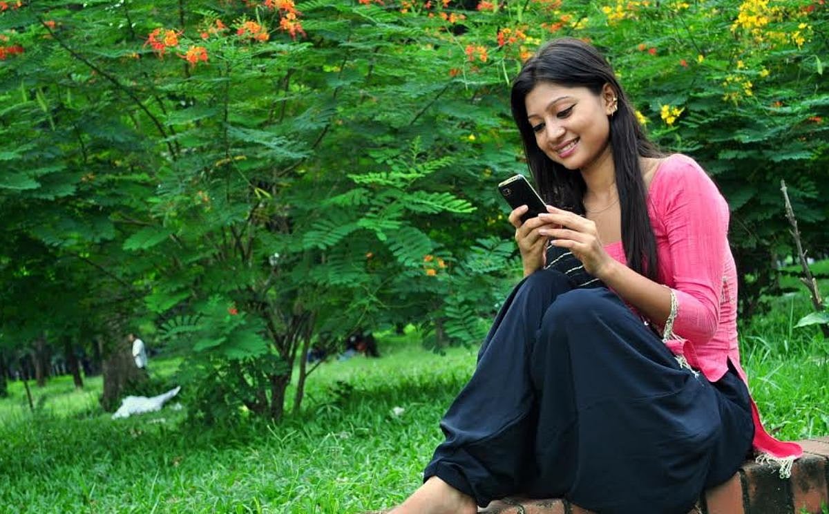 গাছেরটা খাবে, তলারটাও কুড়াবে তা হয় না!