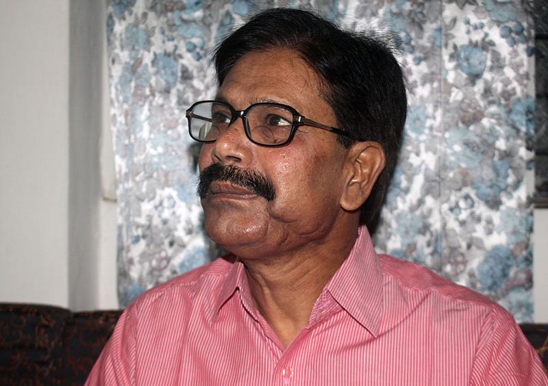 পাকিস্তানি সেনাদের ব্রাশের গুলি আনোয়ার হোসেন পাহাড়ীর বাঁ গাল ভেদ করে চোয়াল ভেঙে বেরিয়ে যায় 